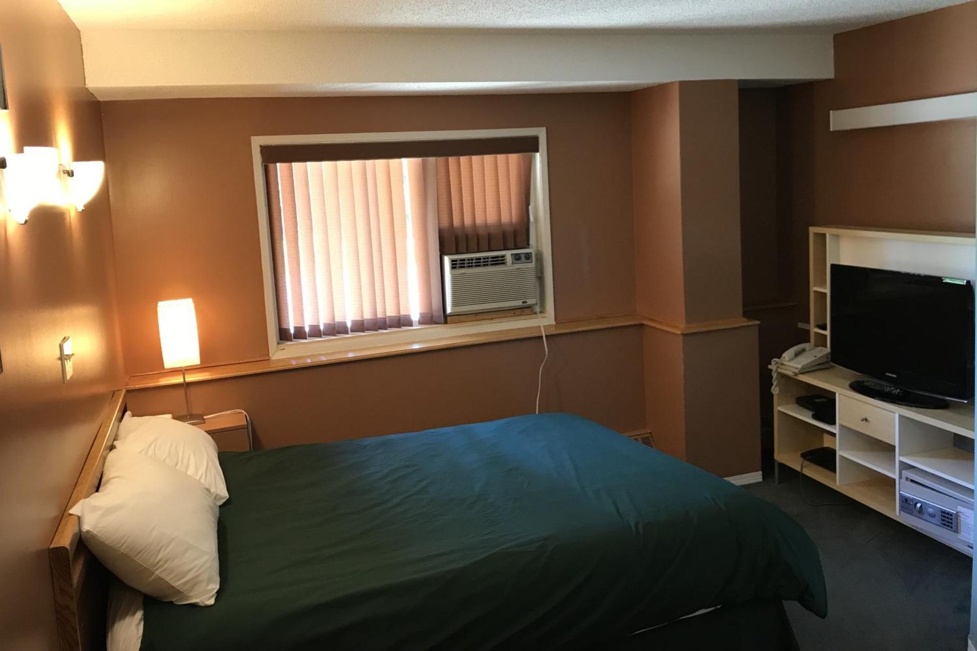 The Griz Inn By Park Vacation Management Ферні Екстер'єр фото